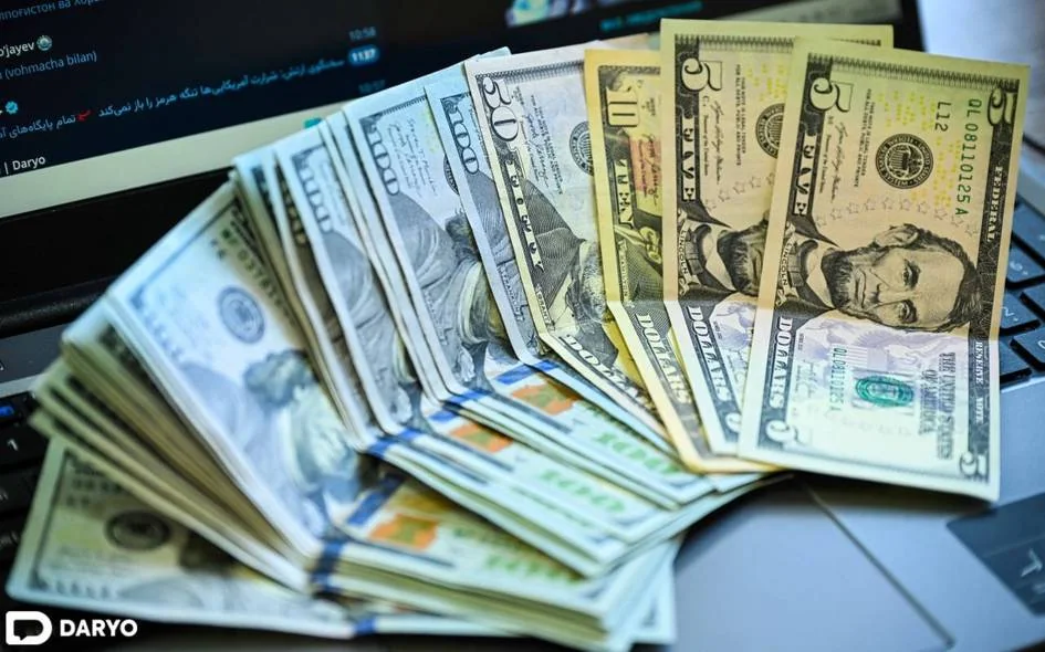 Dollar kursi 11 900 so'mdan tushdi